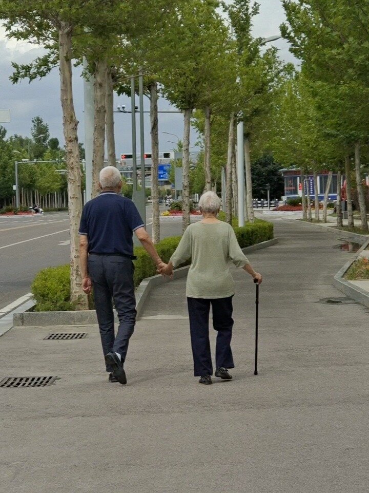 不羡慕风华正茂的情侣只羡慕老来相伴还能手牵手的爷爷奶奶