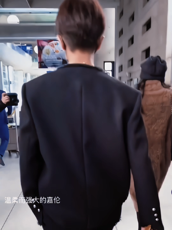 任嘉伦,我的眼睛拥抱了你的背影无数次