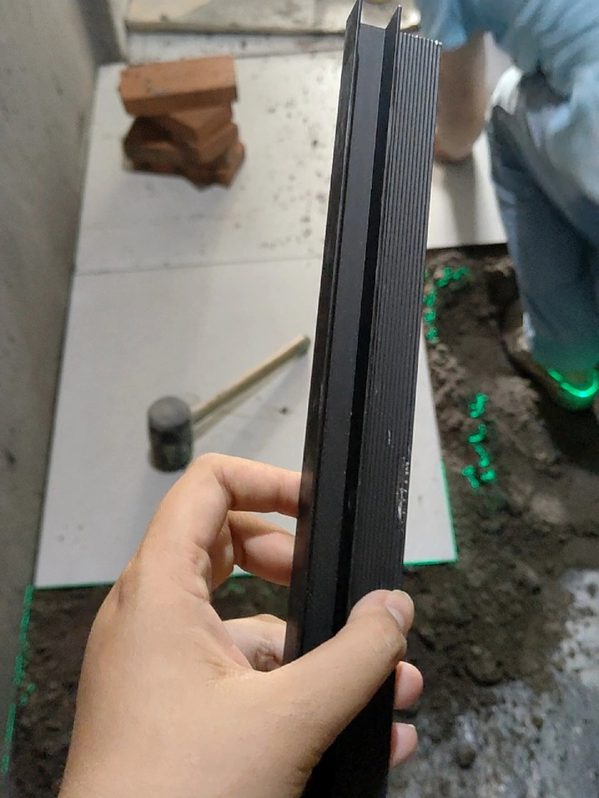 瓷砖师傅帮我安装f型玻璃卡槽