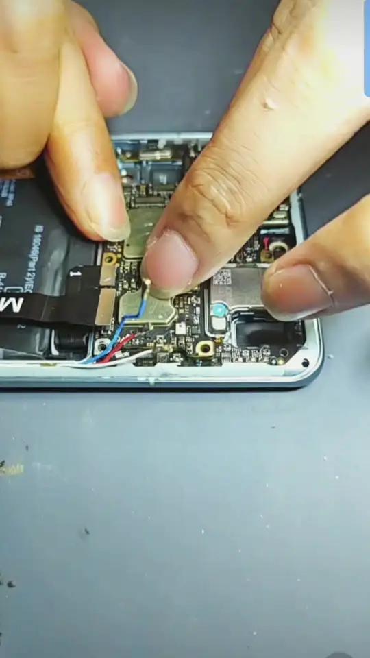 没发现吧,原来安卓手机里面排线真的很多