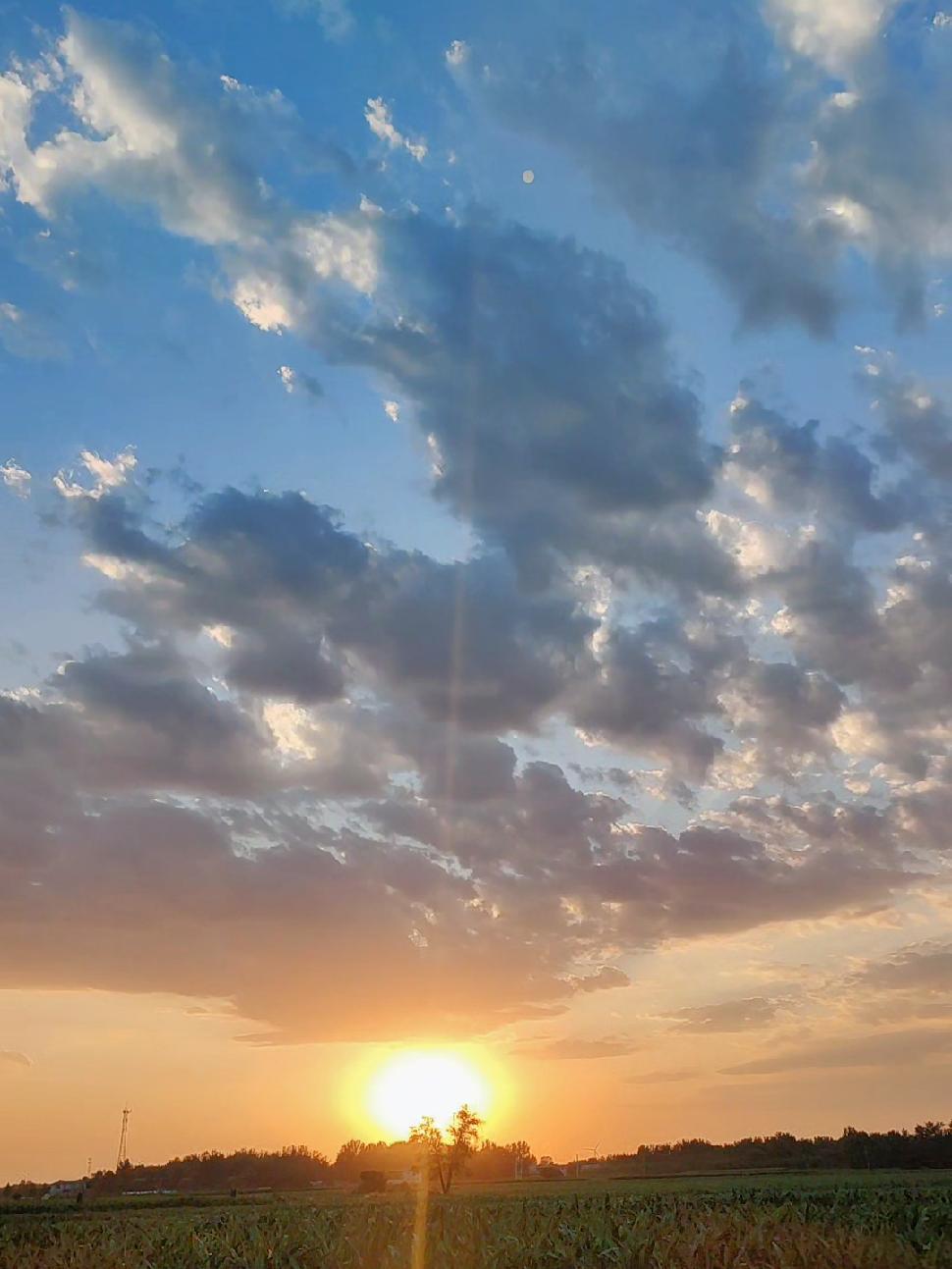 傍晚的夕阳余晖下,晚霞照耀天空很美!