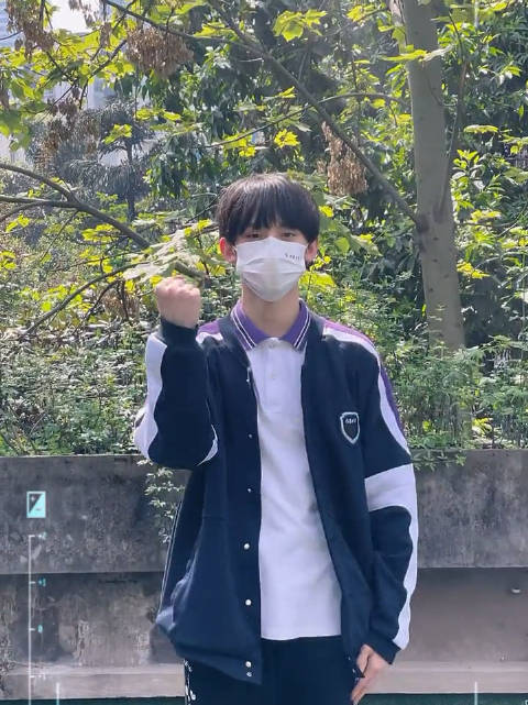 左航在学校录制抗疫手势舞我来举报左航看起来不太情愿申请让他单独跳