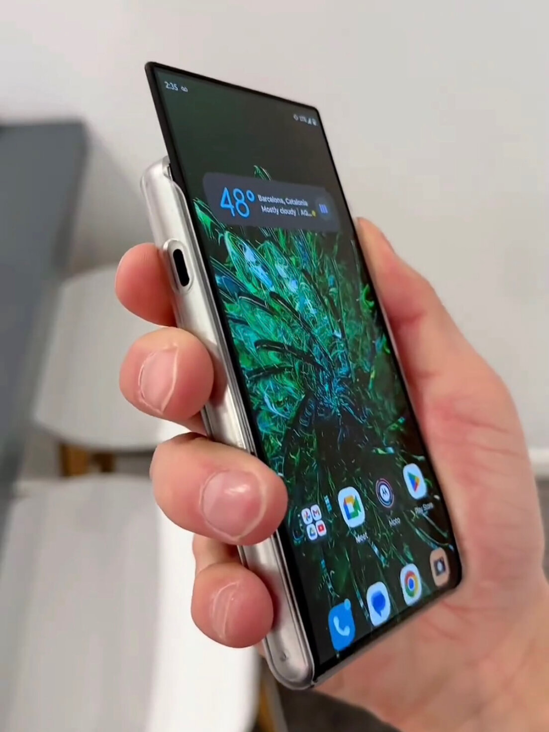 泰酷辣!摩托罗拉的卷轴屏手机 rizr