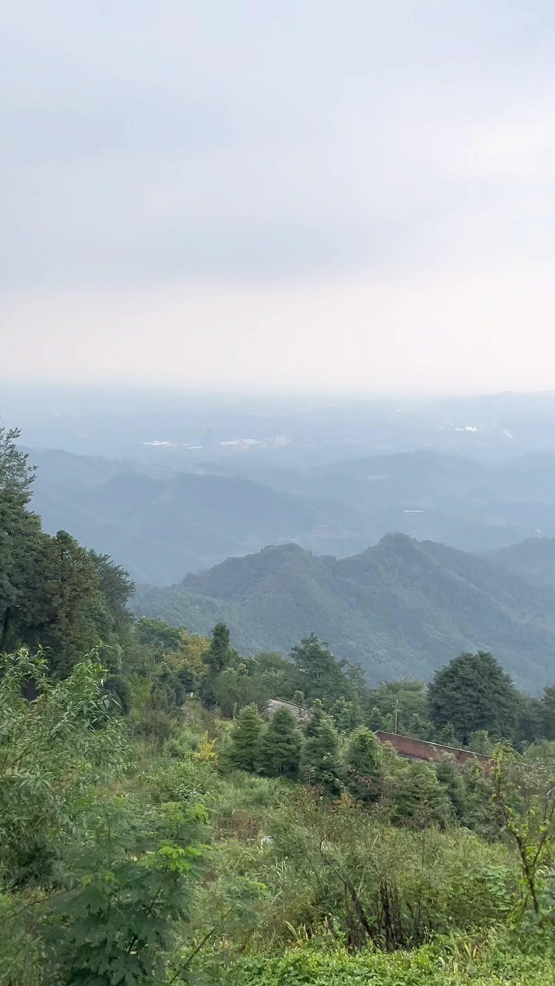 大邑白岩寺 站在白岩山最高处俯瞰,我查了查地图,远方是怀远西山一带.