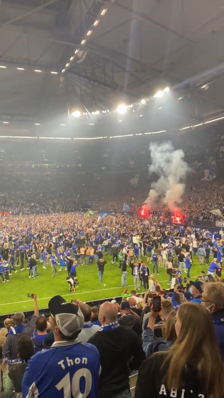 「沙尔克04重回德甲」德乙第33轮,沙尔克04在主场上半场0比2落后的