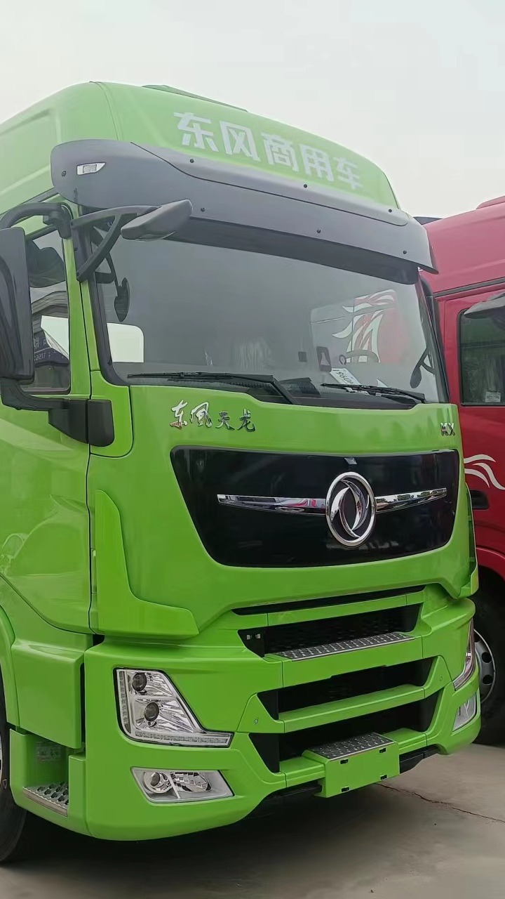 农村小伙买了一辆半挂货车,今天第一天上路,还是很拉风的!