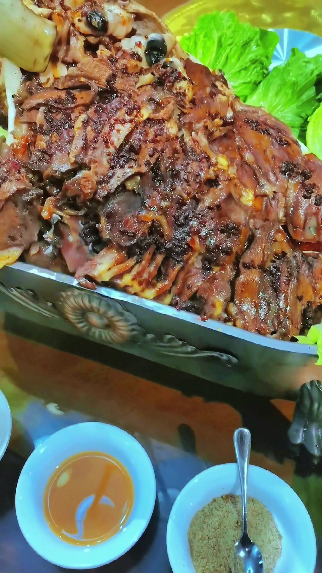 牛头宴虽然看起来吓人,但总的来说味道还可以,就是有点油腻,不太适合