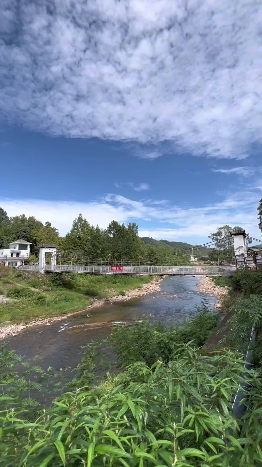 今天游在大邑悦来古镇,据说这鹤林桥,早期是铁索桥,新桥也不知好久
