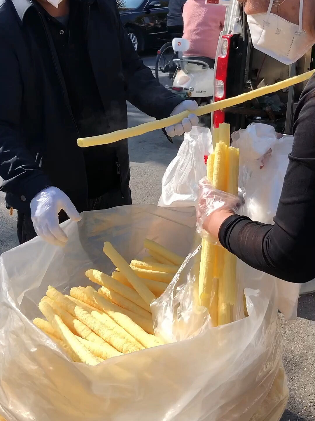 夫妻俩街边摆摊卖焦米棍15一斤酥脆香甜老人小孩都爱吃生意火爆