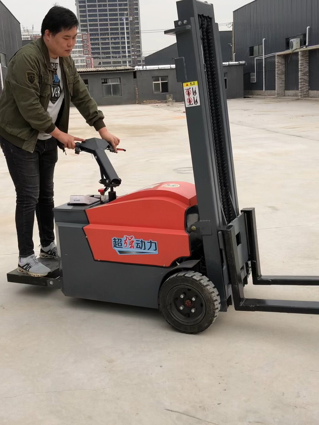 站架式电动小型叉车