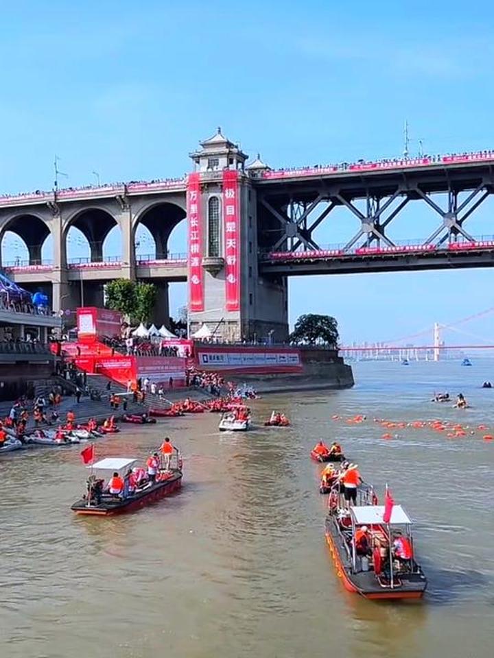 横渡长江!武汉渡江节场景规模壮观