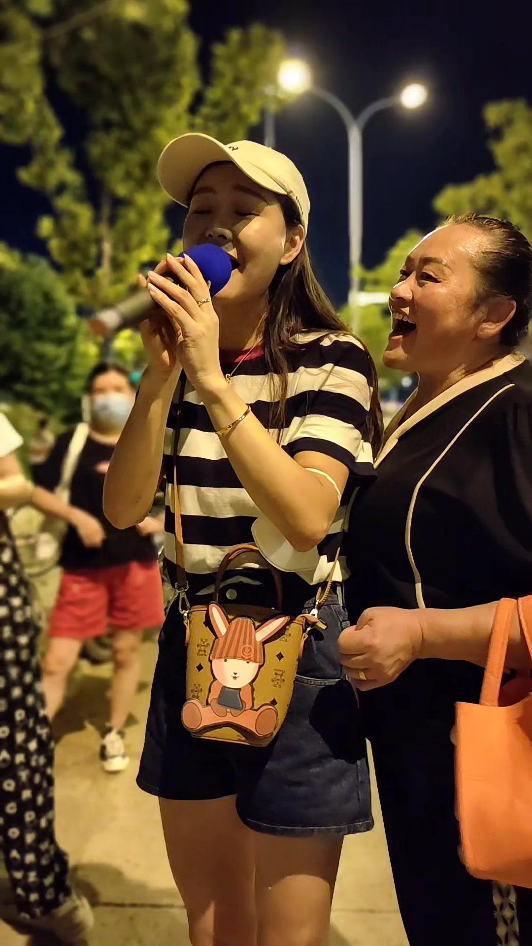 佛祖岭小区舒静演唱你想唱就唱开心就好户外唱歌想唱就唱爱音乐爱生活