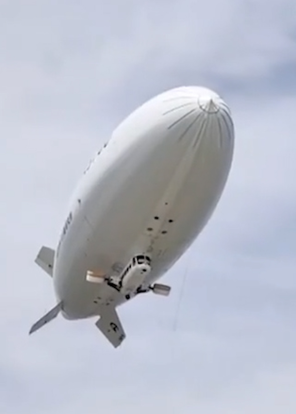 国产载人飞艇完成首次转场飞行