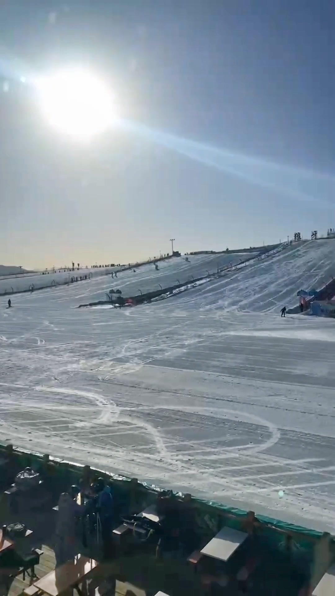 快来,狼牙山滑雪场人少,雪好,咱们的专场 旅行推荐官 冬天的快乐是