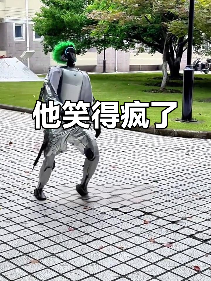 网友:他一天疯疯癫癫,笑到不行!