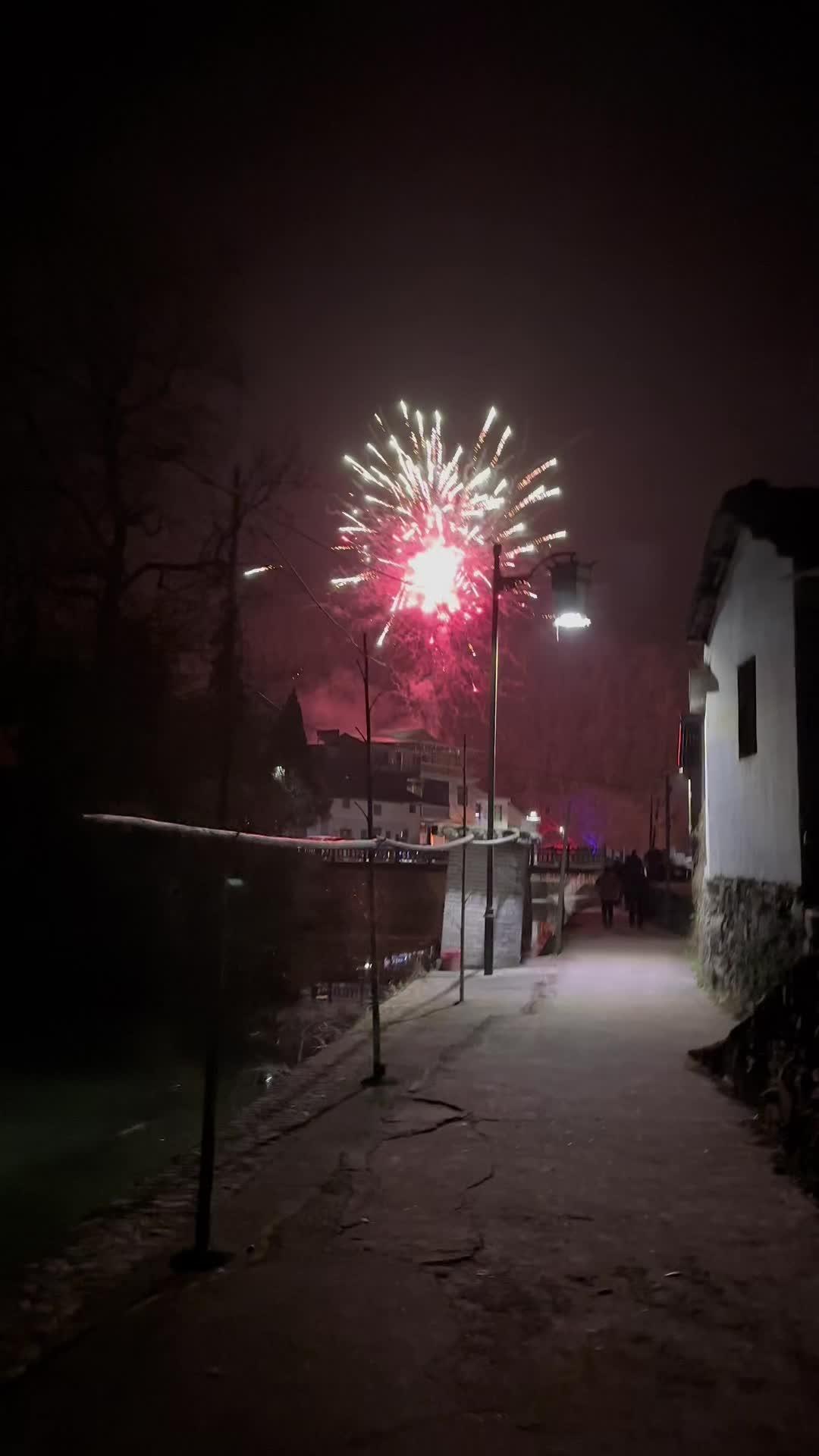 大年初三 农村烟花 烟花最浪漫的一瞬间 晒出家乡的春节烟火气 农村年