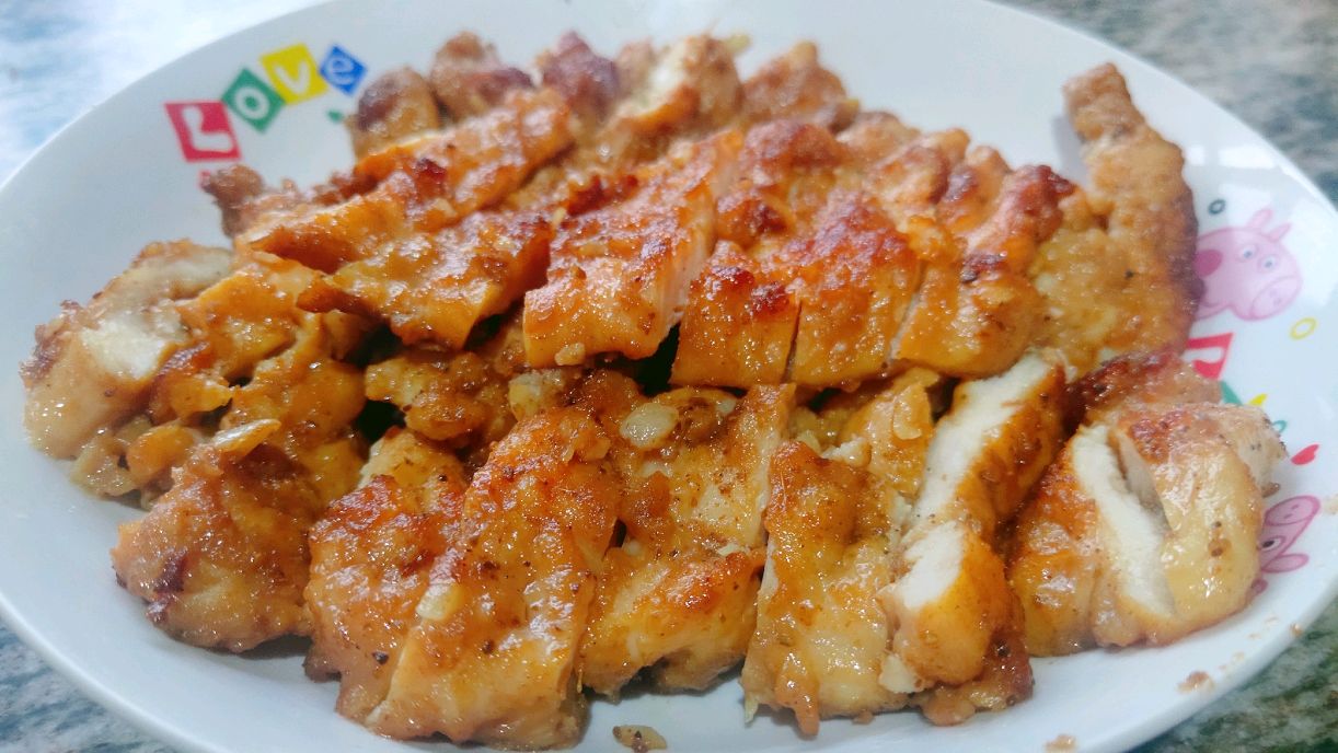 鸡胸肉别再水煮了、试试这样做,出锅香气四溢、吃着真解馋