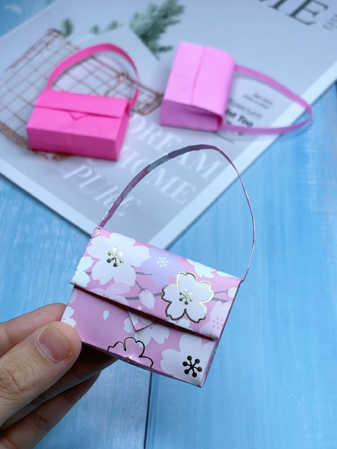 用一张纸给娃娃做迷你包包吧,女孩子的最爱