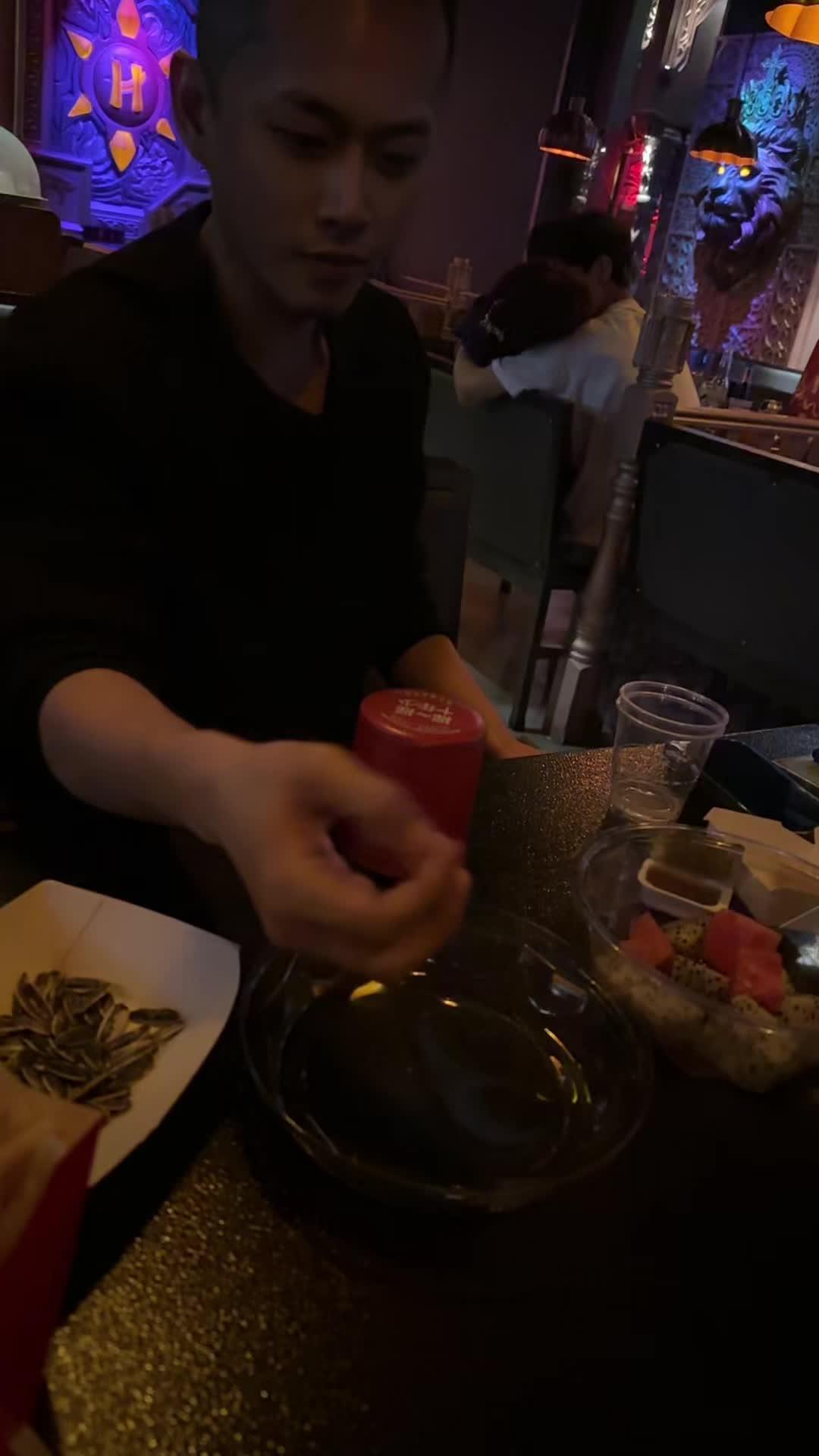 我一看就知道兄弟这把骰子不错 微醺时刻 干杯 故事与酒