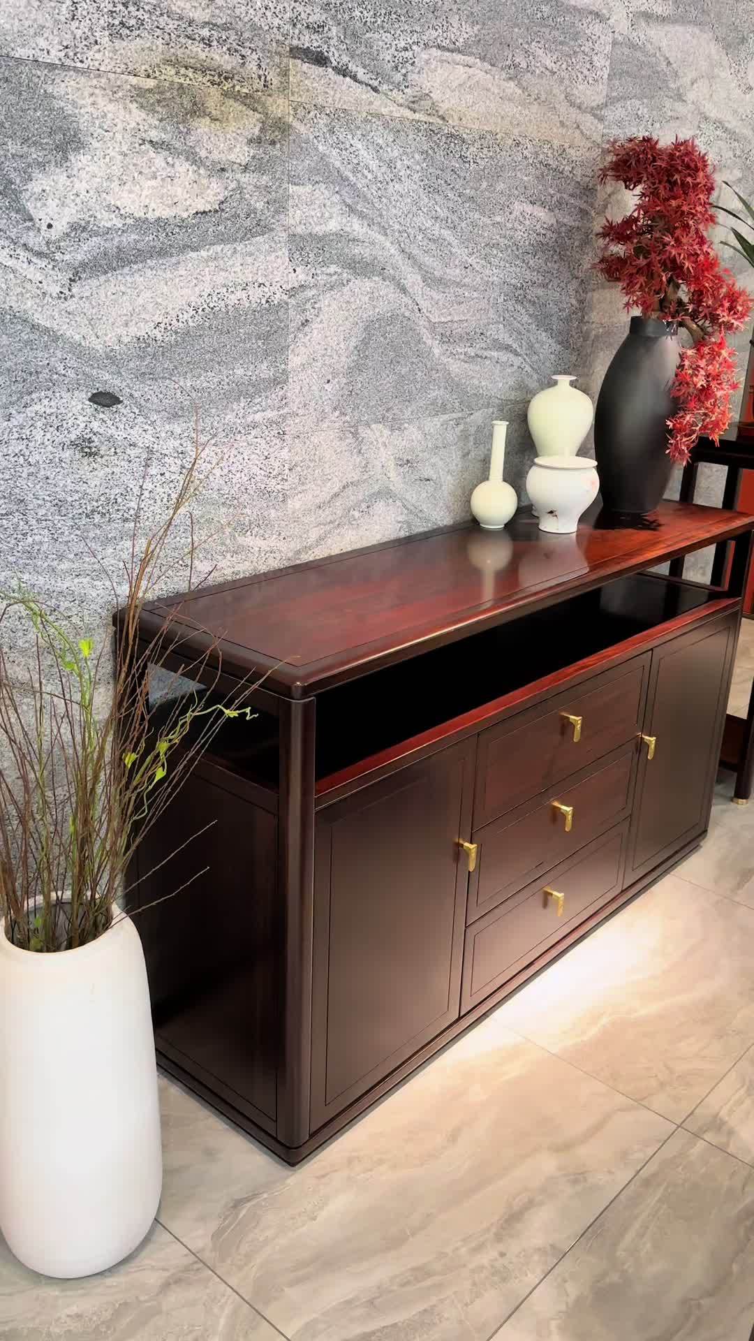 新中式餐边柜是一种既实用又美观的家具,它将传统文化与现代生活相