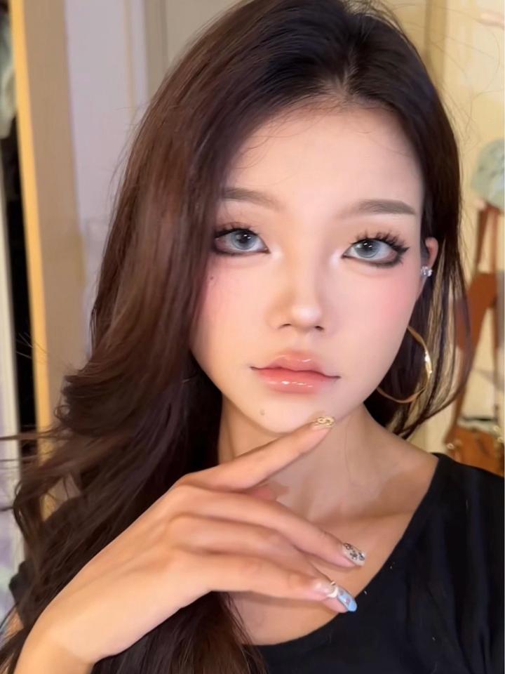 沉浸式化古早感半包眼线妆