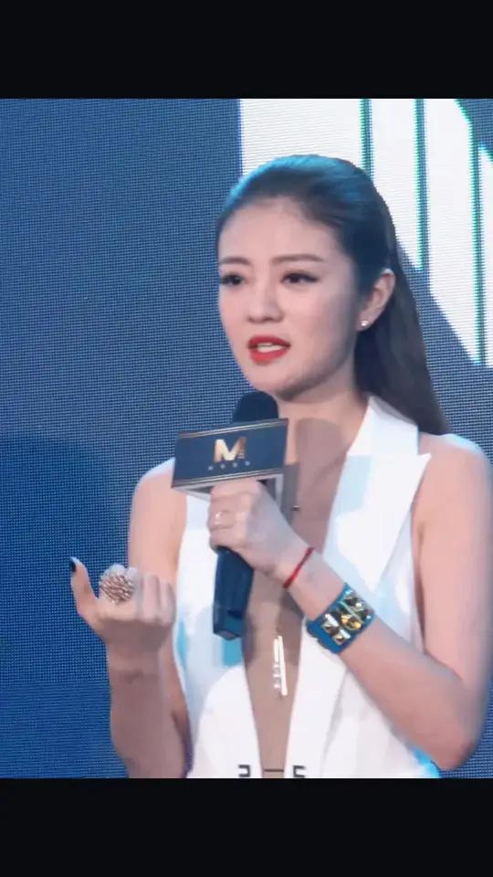 安以轩 出席活动,不得不说港台艺人保养是真好,感觉比年轻时还漂亮,真