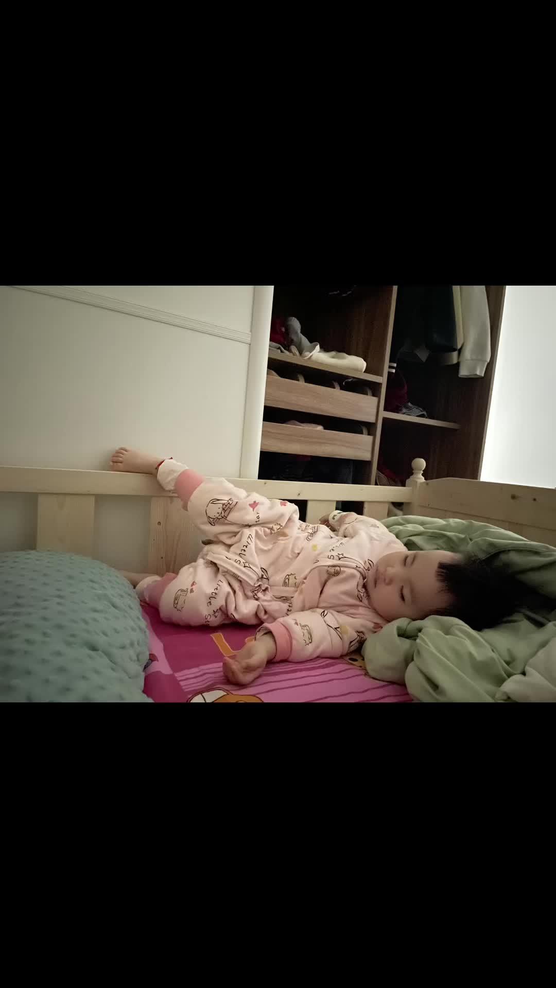 萌娃迷惑睡姿大赏 奇葩睡姿大挑战 上一秒还在嗨 下一秒就这样睡着了