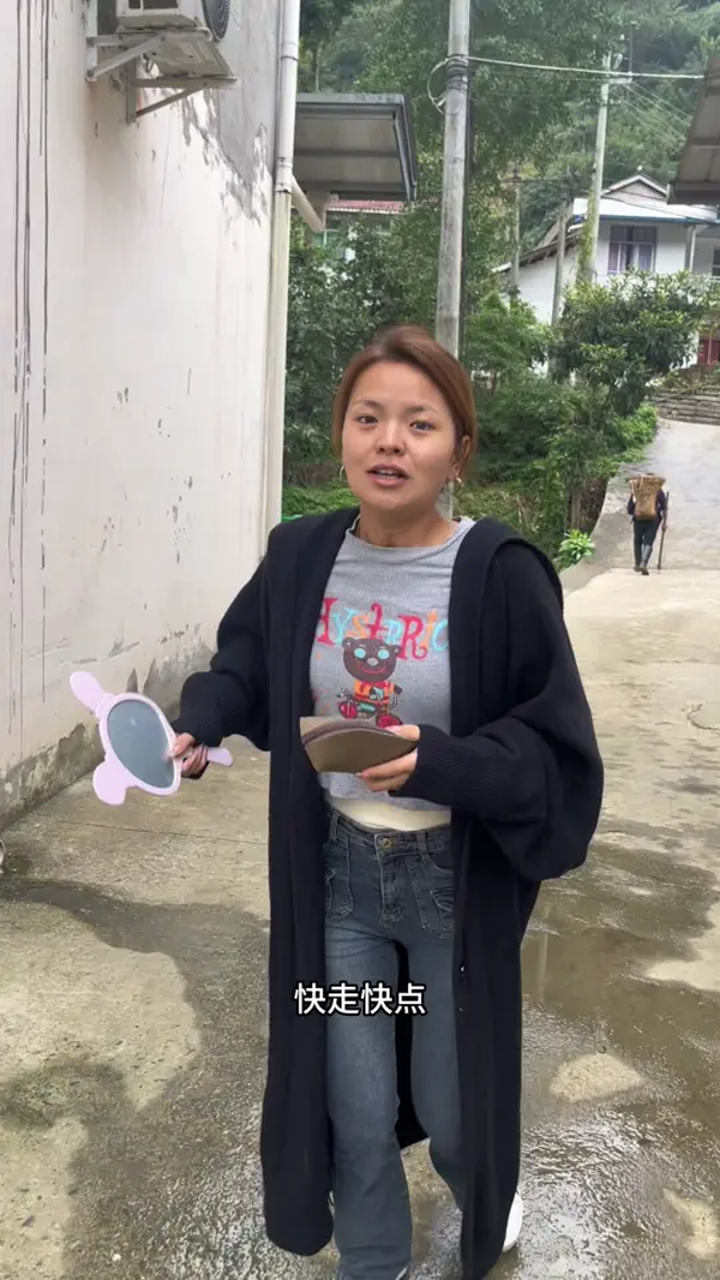 听说锦风小七要回杭州了,波波赶紧去见她最后一面