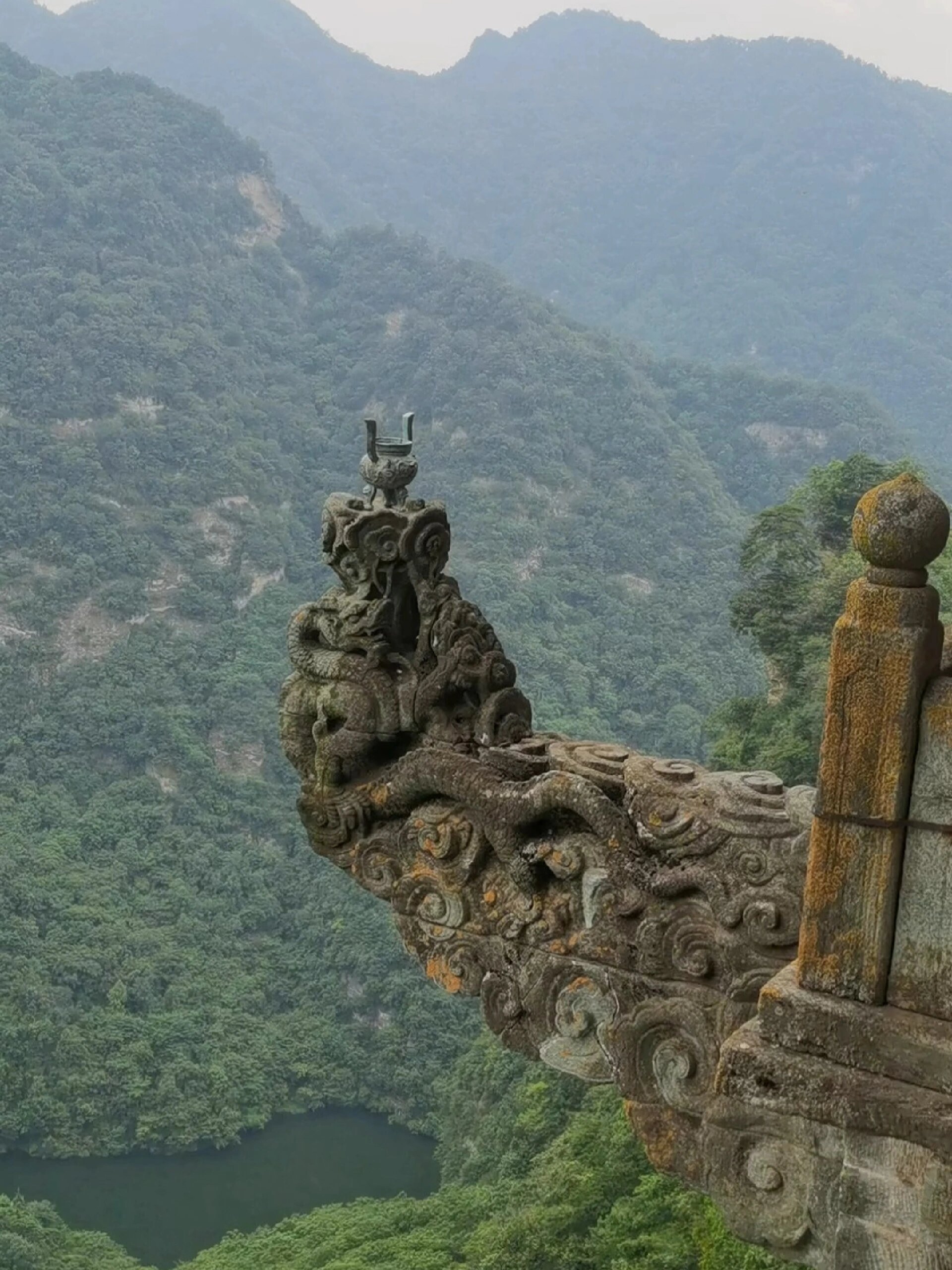 武当山南岩宫有一处探出绝崖外的一座雕龙石梁上雕盘龙龙头顶端雕