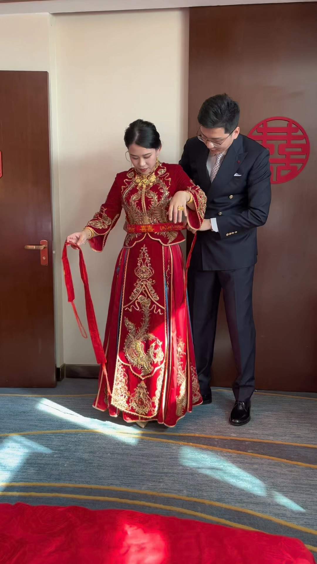 你们知道结婚的红腰带怎么系么?-度小视