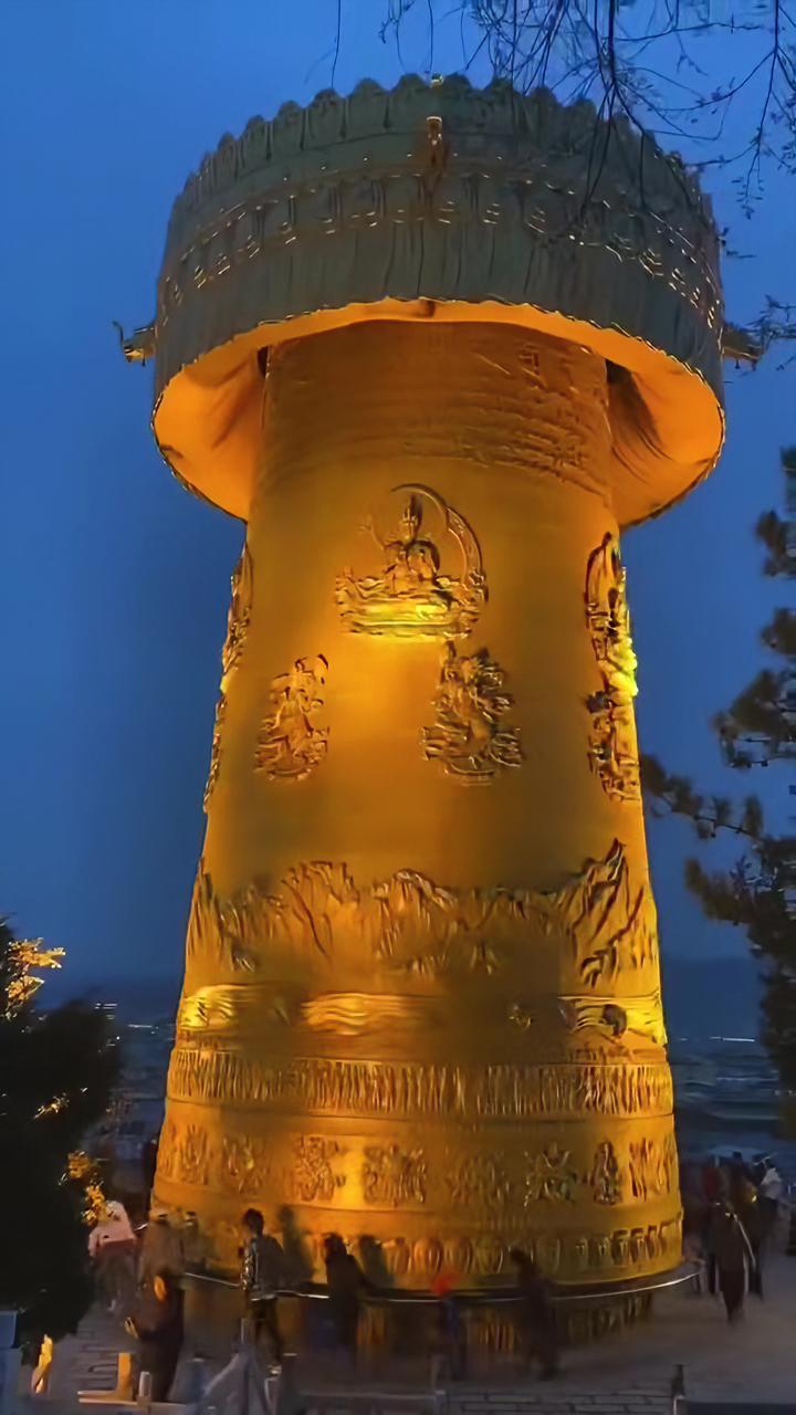 香格里拉独克宗古城拥有世界上最大的转经筒.