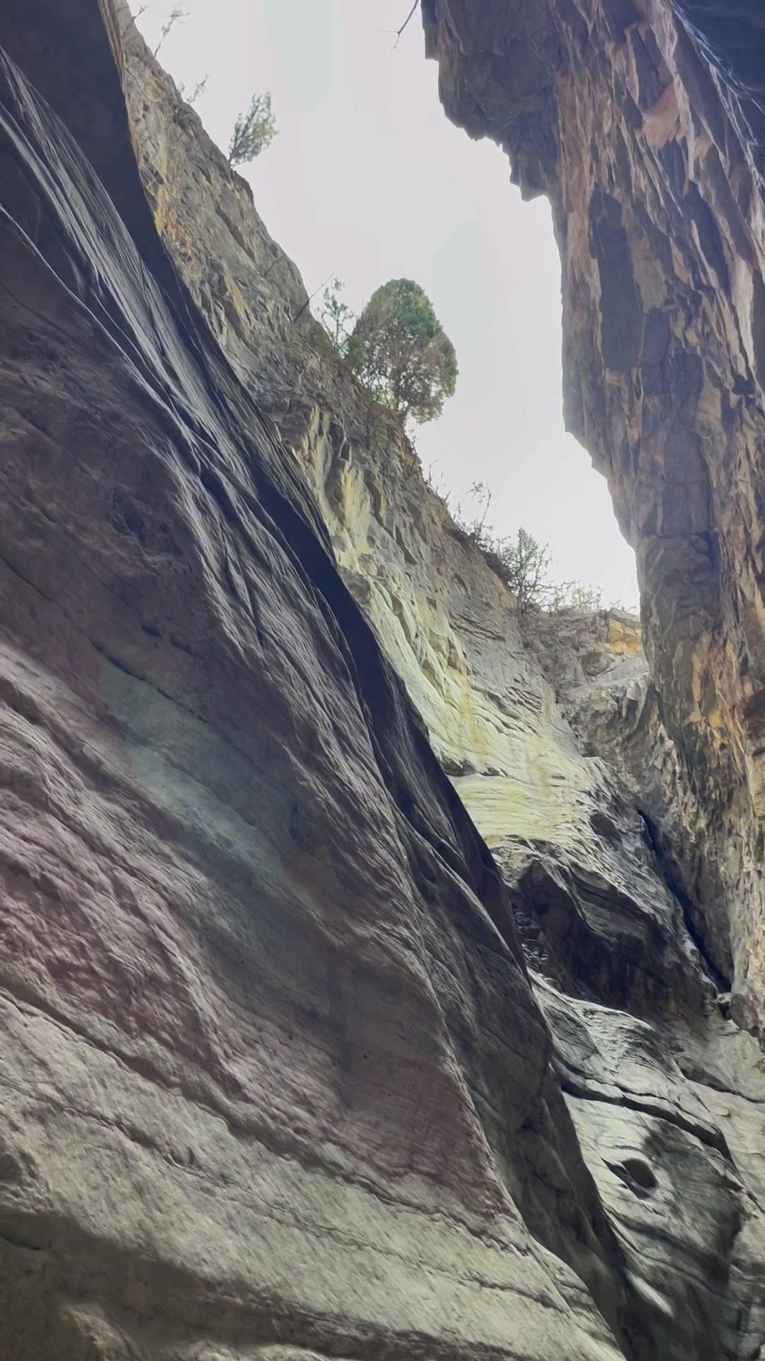 两面缝壁如刀削斧劈 抬头只见一线之天十分罕见 让人们不禁感叹 这道