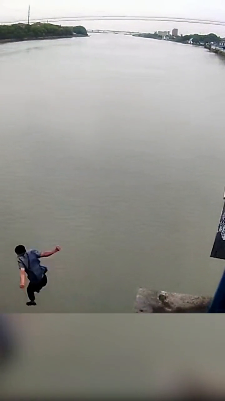 快快快男子激动跳河辅警紧急跟跳救援