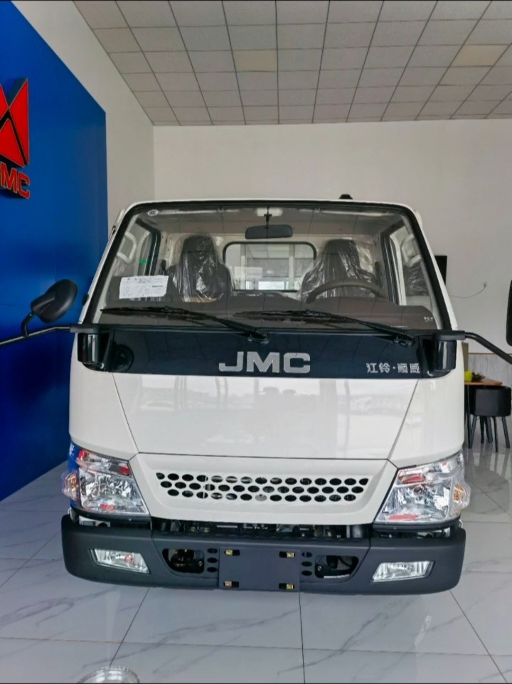 江铃顺威4.2米平板载货车