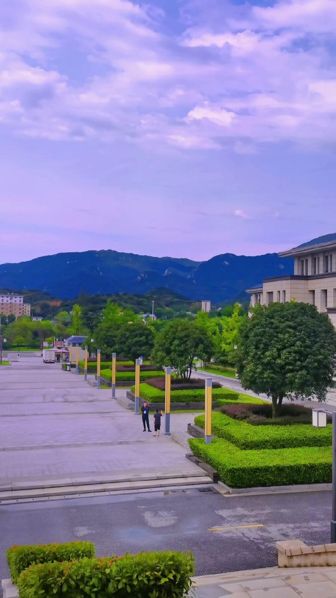 大别山干部学院位于大别山腹地鄂豫皖革命根据地的首府所在地河南省