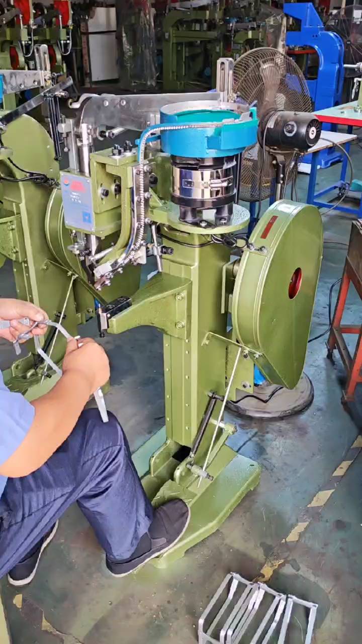 振动盘铆钉机操作过程展示