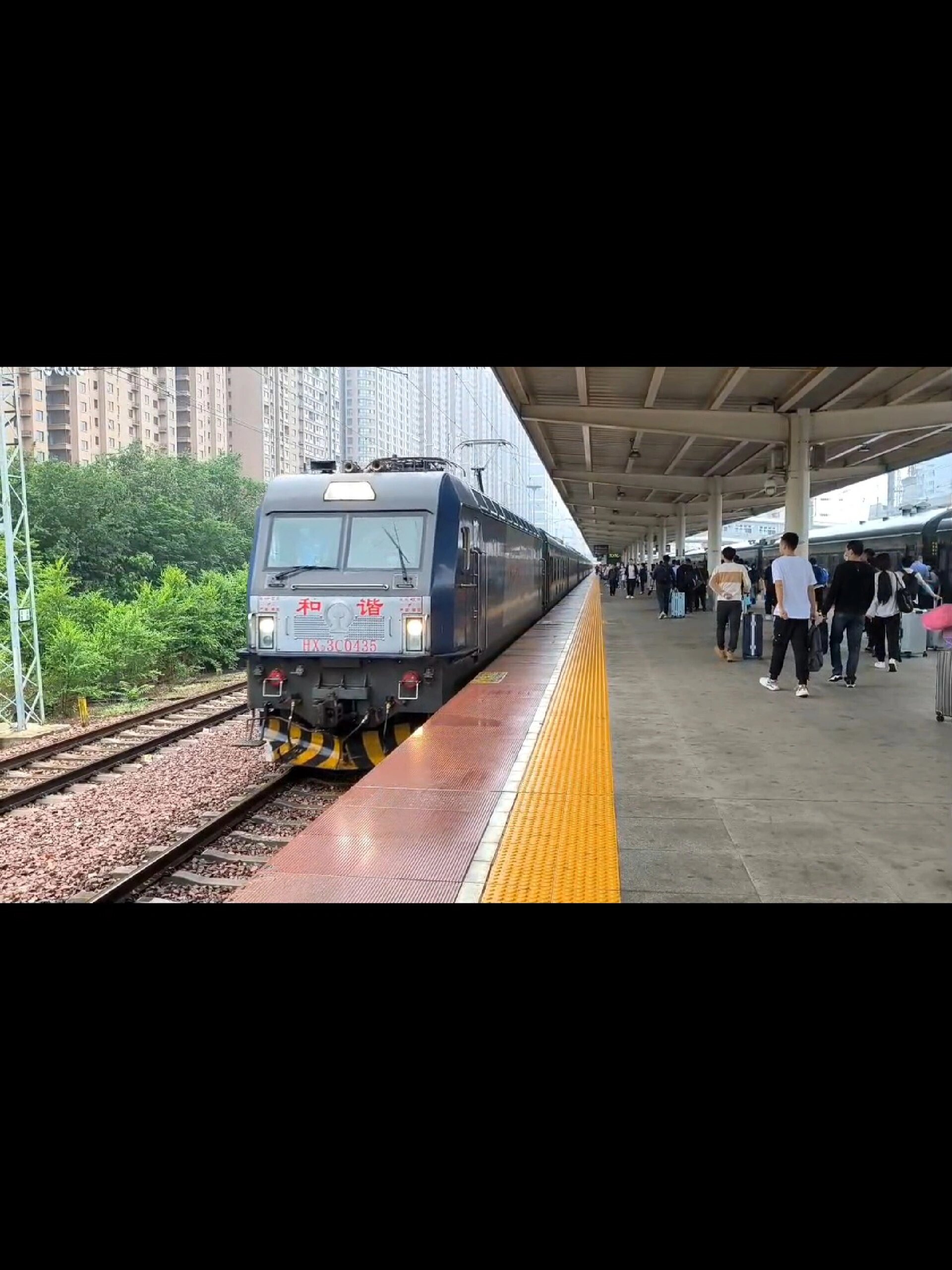 k240次列车进平顶山站三站台