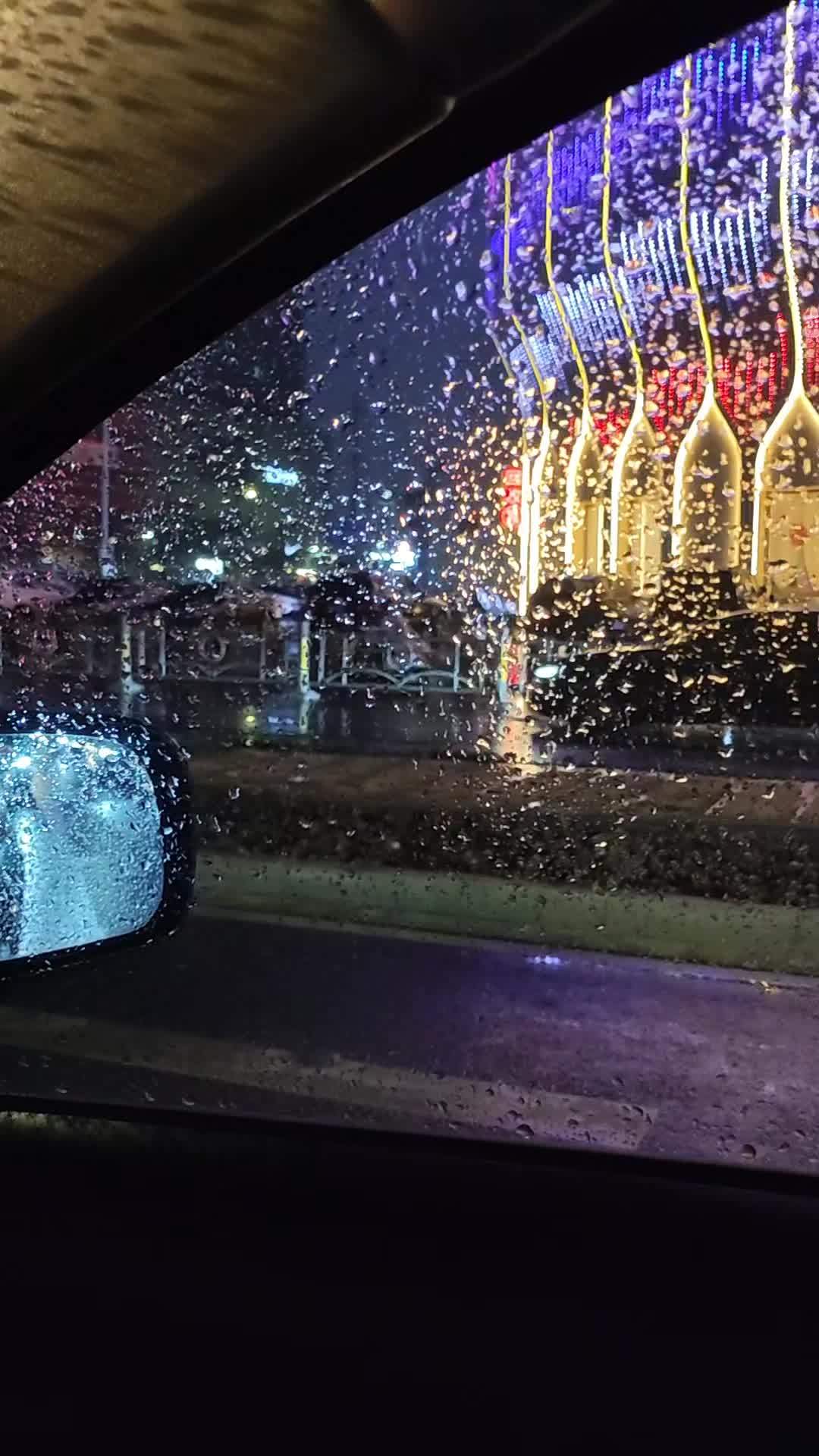 《雨中的片刻停留》被红绿灯挡住的间隙,看着窗外的雨,我的思绪也像这