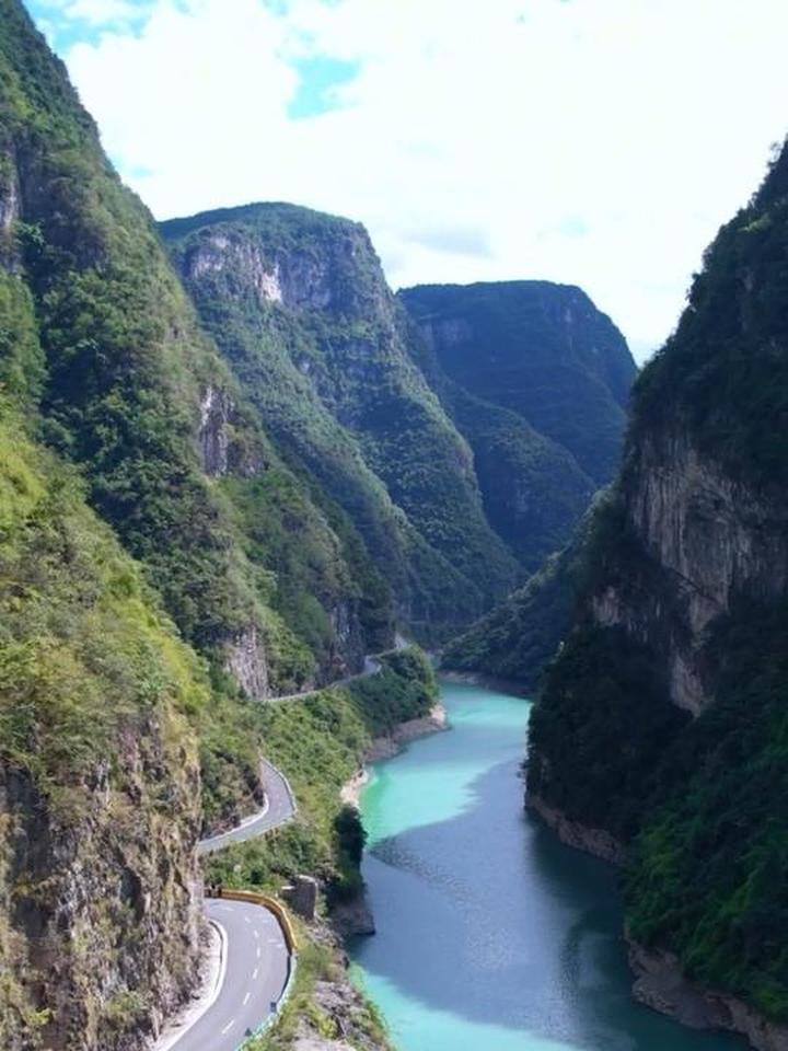 太美了!贵州最美大峡谷挂壁公路,位于桐梓县坡渡河