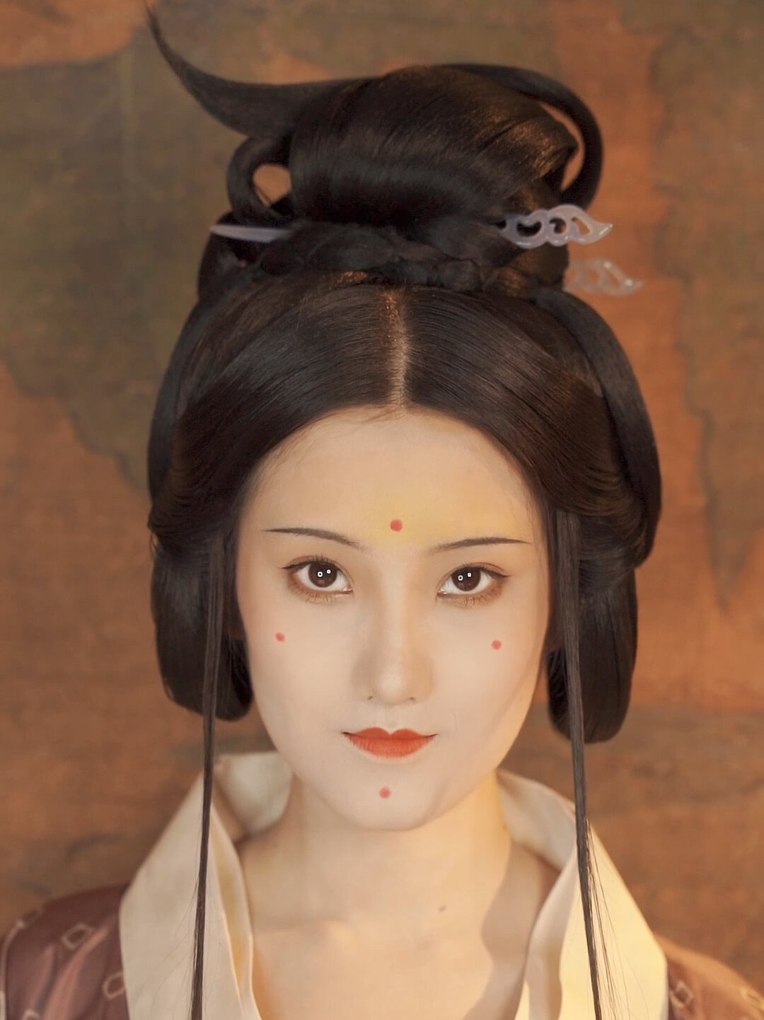 鹅黄妆,也称佛妆