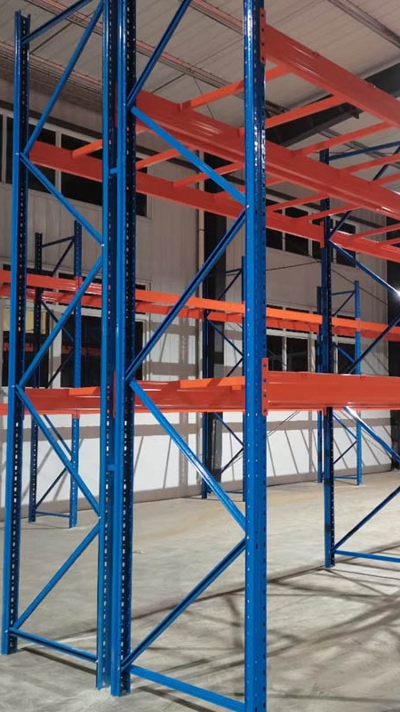 重型横梁式货架安装进行中