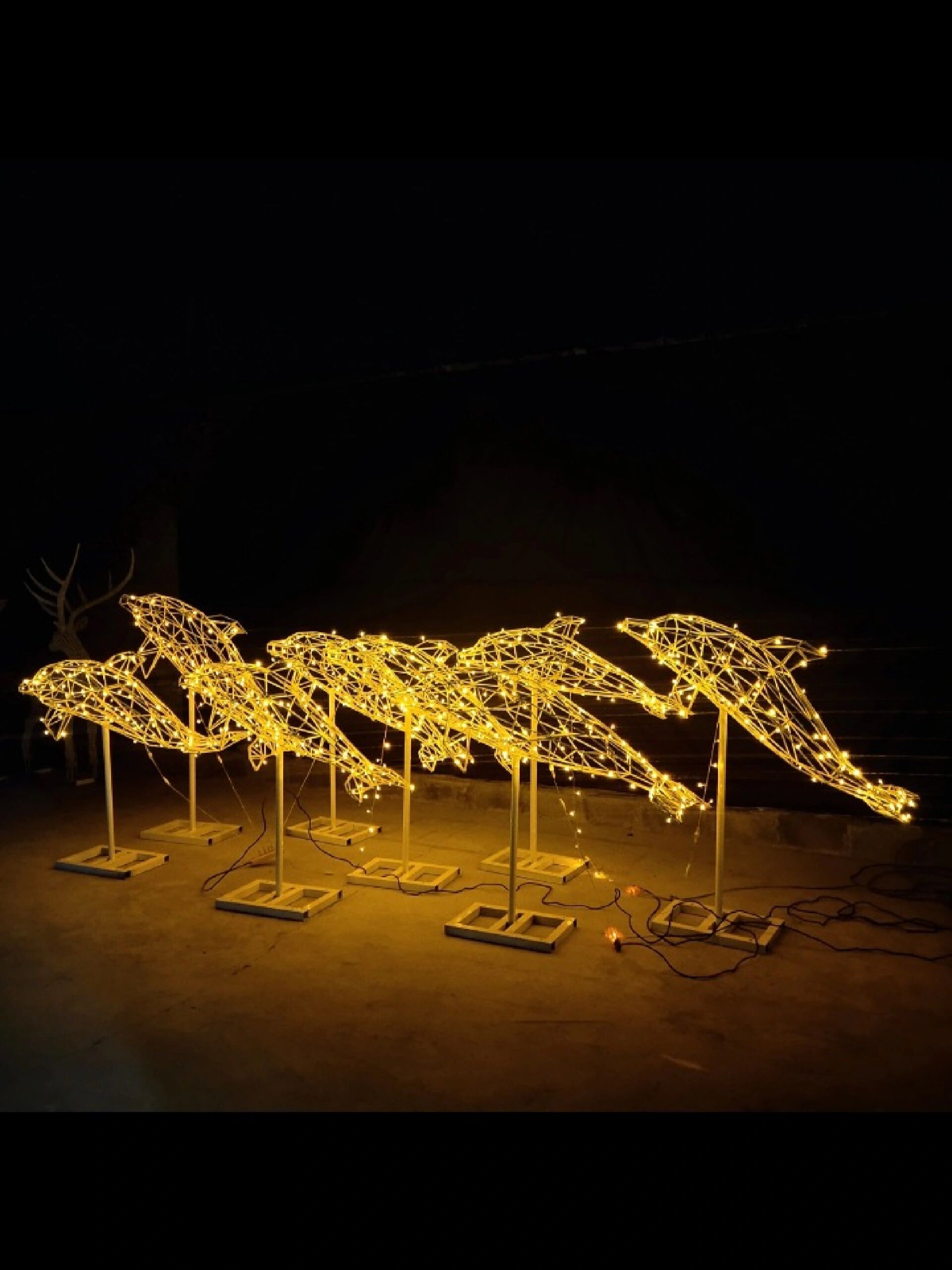 几何镂空小海豚不锈钢材质地产景区雕塑摆件