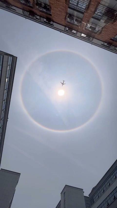 太阳的周围能看到一圈明显的光圈当日晕出现时意味着空气中有大量的水