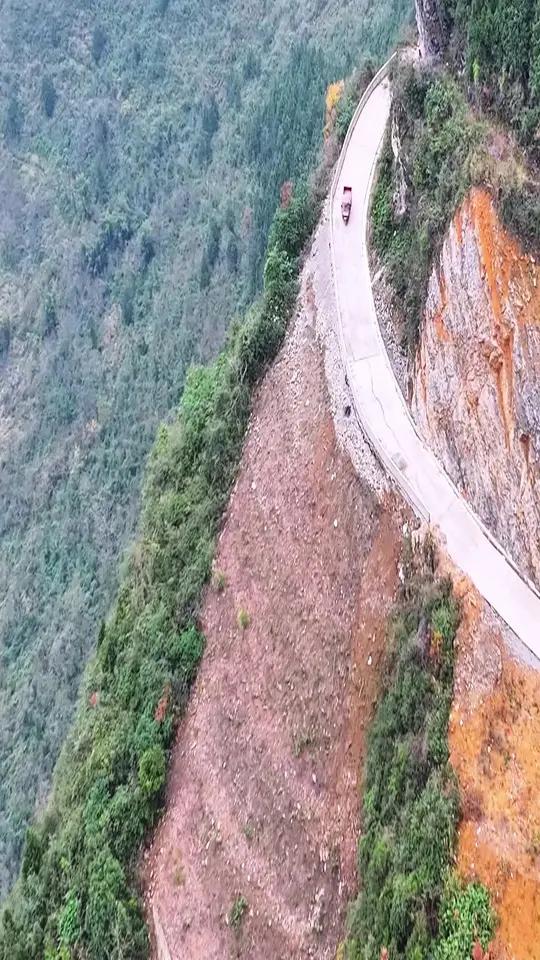 贵州大山里的悬崖村,唯一的出村挂壁公路非常的险峻