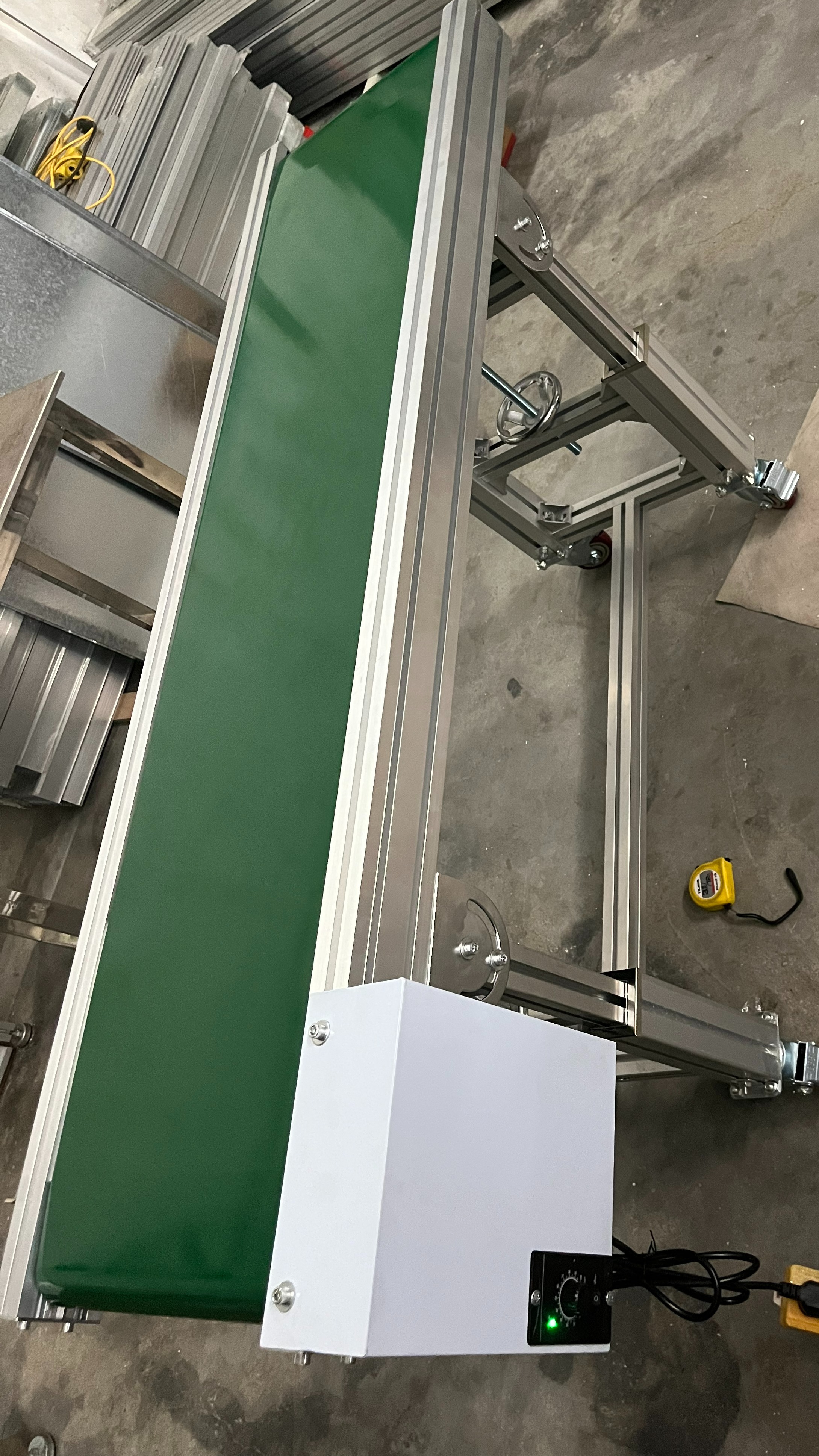 小型皮带输送机厂家安装现场实拍