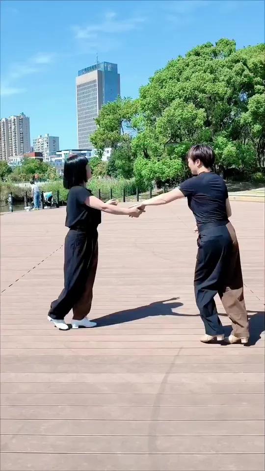 最软平四 虽不善长但真实,动人 双人舞 中老年双人舞推荐 交谊舞 广场