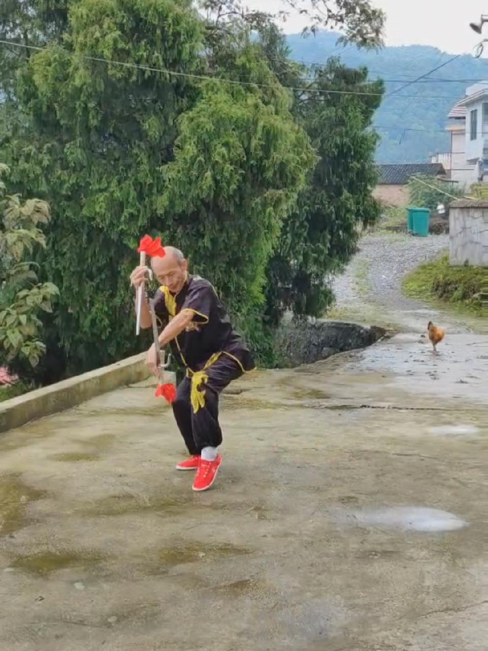 师傅除了猴拳打的好,梅山铁尺打的更好 新化县 西河镇王干事 梅山武术