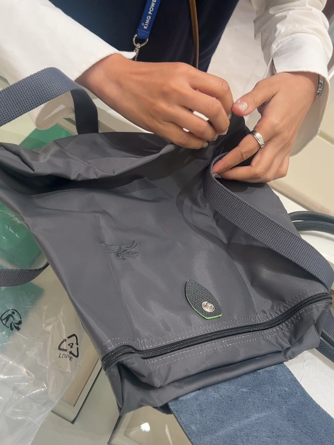 每天get一个新技巧折叠珑骧双肩包