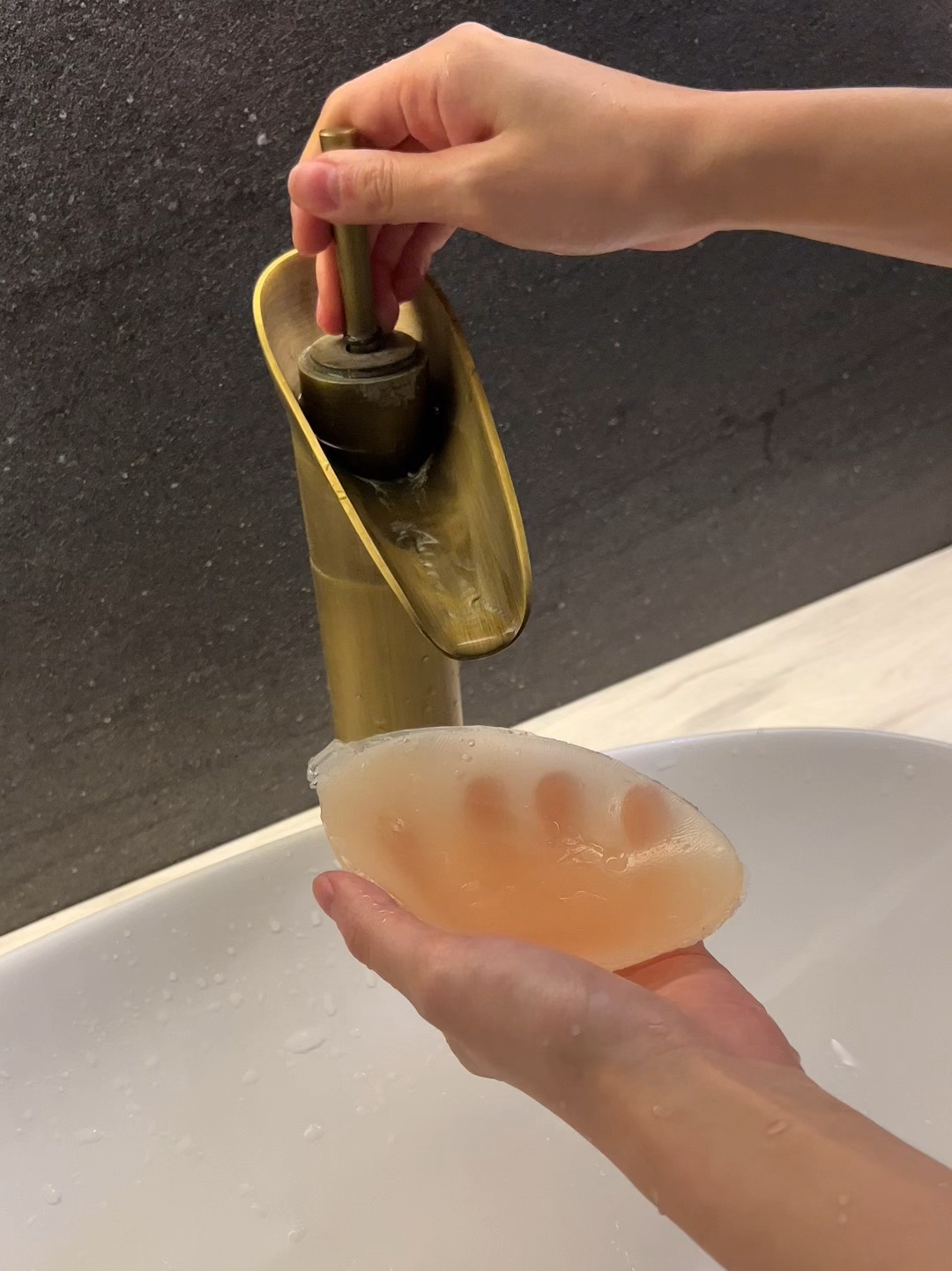 胸贴怎么清洗才能保持黏性和卫生?