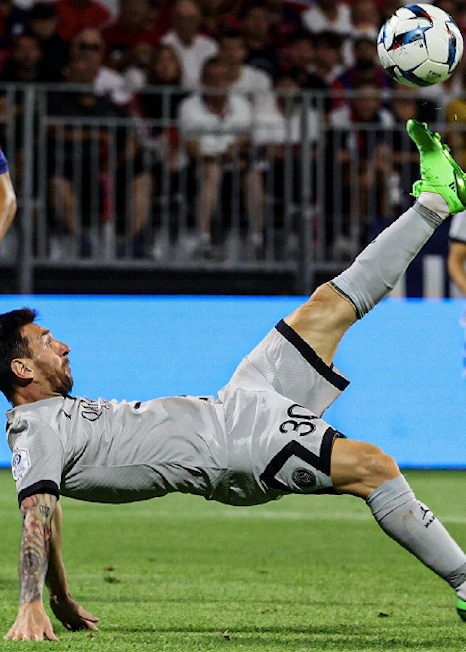 梅西职业生涯首次倒钩破门,对方球迷为他欢呼-度小视